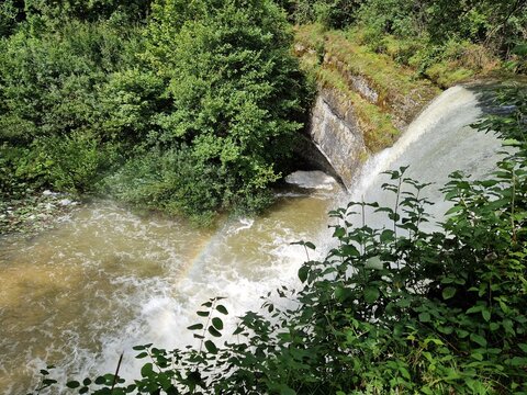 Cascade formant un arc-en-ciel dans ses embruns