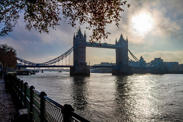 Obraz premium Tower Bridge over the River Thames framed by autumn leaves in London