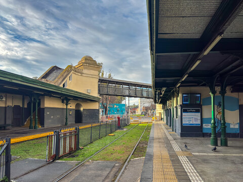 Platforms and disused pedestrian bridge at La Plata Station