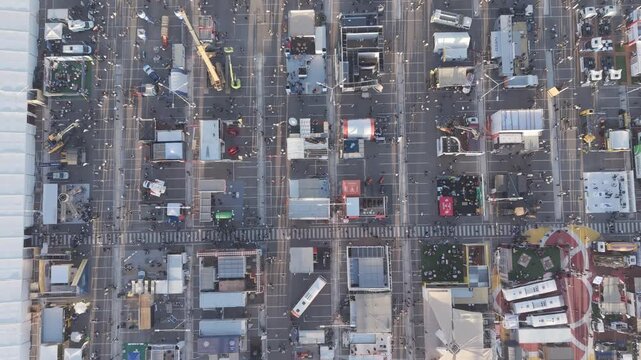 Gente caminando en una feria industrial - San Juan - Argentina - DJI Mini 5 - 4K