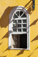 Obraz premium Detail of a colonial window on a yellow mansion