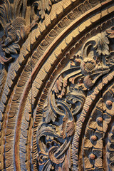Obraz premium old wood sculptured, wood carving, antique wood circle art .