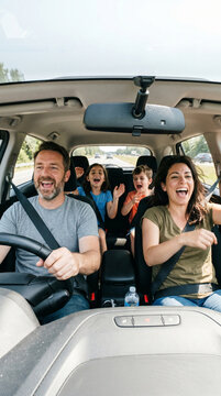 Famille joyeuse chantant et s'amusant pendant un voyage sur la route en voiture