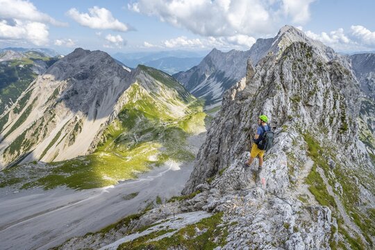 Hikers at the Lamsscharte, exposed rocky ridge, summit of Hochnissl, view of the basin with Lamsenjochh&uuml;tte and Stallental, hiking trail to Lamsenspitze, Vomper Kette, Karwendel Mountains, Alpenpark Karwendel, Tyrol, Austria