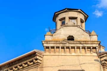 Obraz premium Historic stone building with octagonal turret against blue sky