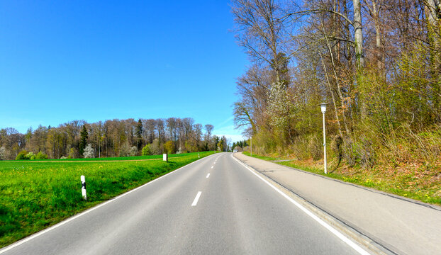 Alte Winterthurerstrasse von N&uuml;rensdorf nach Winterthur durch eine h&uuml;gelige Fr&uuml;hlingslandschaft, Kanton Z&uuml;rich, Schweiz
