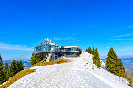 Blick auf die Bergstation Baumgarten der Seilbahn Bezau vor der Bergkulisse des Bregenzerwaldes, Vorarlberg, &Ouml;sterreich