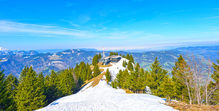 Blick auf die Bergstation Baumgarten der Seilbahn Bezau vor der Bergkulisse des Bregenzerwaldes, Vorarlberg, &Ouml;sterreich