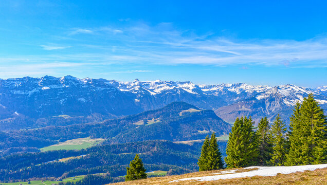 Gleitschirmflieger im Bregenzerwald mit Blick auf die Gemeinde Au und das imposante Massiv des Diedamskopfs, Vorarlberg, &Ouml;sterreich