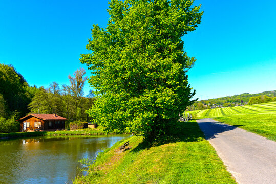 Idyllischer Radweg am Breitenborner See bei Gr&uuml;ndau-Breitenborn in Hessen, Deutschland