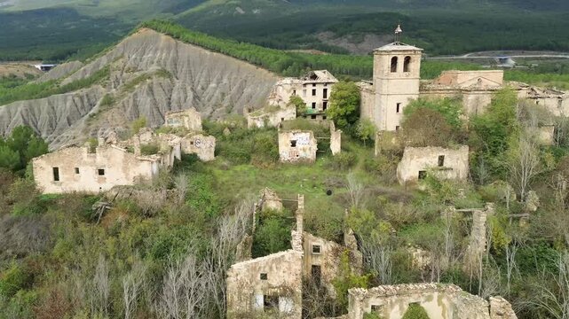 Tiermas - Village abandonn&eacute; de Tiermas et r&eacute;servoir de Yesa - Aragon, Espagne - drone 4k
