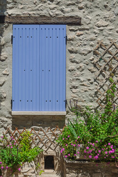 Fenster mti blauen Fensterl&auml;den, Vaison-la-Romaine