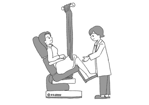 婦人科健診でカーテン越しに内診を受ける女性と医師のイラスト（白黒・モノクロ・シンプル・白背景JPG）