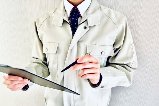 現場報告を行う作業員
