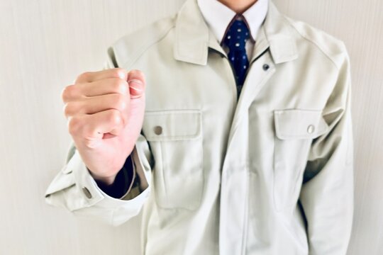 こぶしを握る男性作業員
