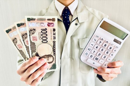 作業員スタッフとお金のイメージ