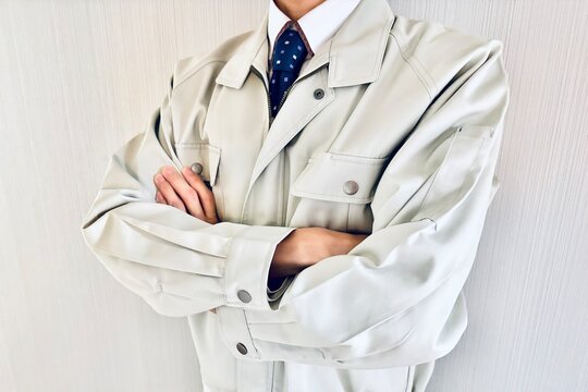 腕組みする男性作業員