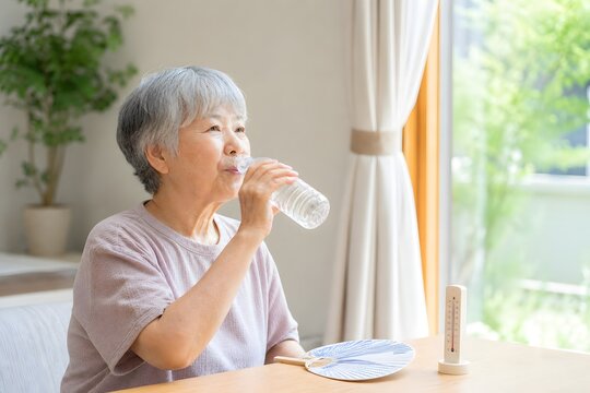 水分補給で熱中症対策をする高齢者