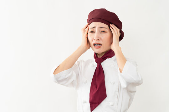 パン屋のユニフォームを着ている女性