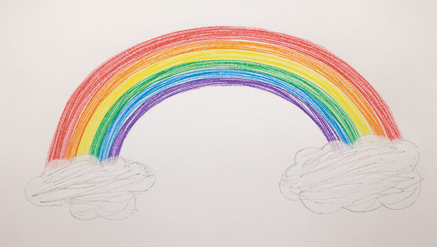 2つのふわふわした雲の間に大きく架かっている七色の虹の子供の落書き風イラスト