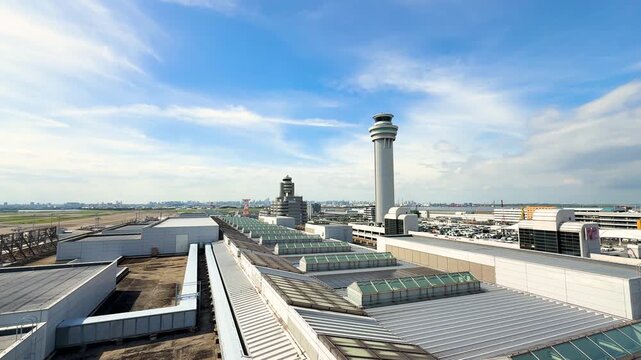 羽田空港 第1ターミナル 展望デッキから望む東京国際空港管制塔周辺の風景