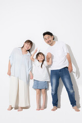 Fototapeta premium 白背景で仲良し笑顔の家族・幸せなファミリーライフと健康的な暮らし 保険やnisaなど教育や成長イ 全身で手を繋ぐ半袖夏イメージに うちの家族が一番～( no.1)！の指