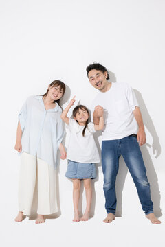 白背景で仲良し笑顔の家族・幸せなファミリーライフと健康的な暮らし　保険やnisaなど教育や成長イ　全身で手を繋ぐ半袖夏イメージに　うちの家族が一番～( no.1)！の指