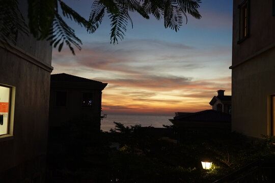 Sunset Town in Phu Quoc Vietnam, mediterrane Stadt an der Seilbahnstation