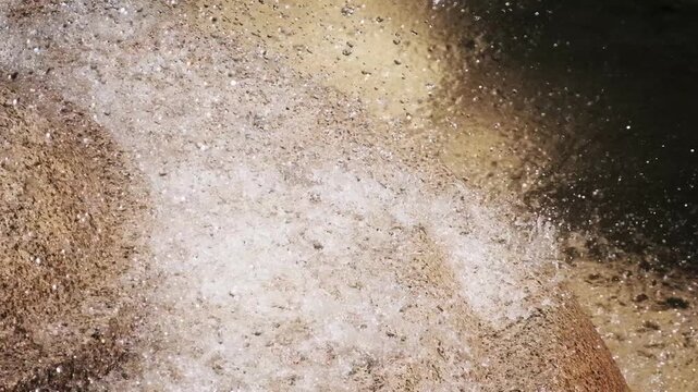 滴る噴水の水滴のスローモーション　キラキラ輝く水しぶき　夏・夏休み・水遊びの背景イメージ　