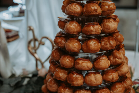 Pi&egrave;ce mont&eacute;e de choux pr&eacute;sent&eacute;e lors de la r&eacute;ception de mariage