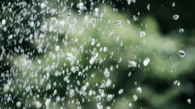 滴る噴水の水滴のスローモーション　キラキラ輝く水しぶき　夏・夏休み・水遊びの背景イメージ　