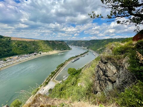 Spektakul&auml;rer Blick vom Steilhang auf die Rheinschleife mit Schiffen