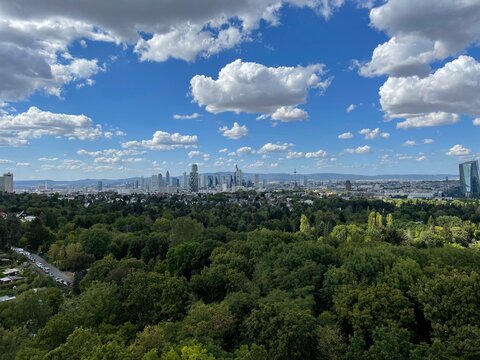 Panorama der Skyline von Frankfurt am Main &uuml;ber einer gr&uuml;nen Parklandschaft