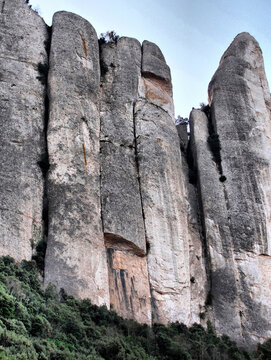 Detalle de la Muralla Norte de Agulles en la monta&ntilde;a de Montserrat
