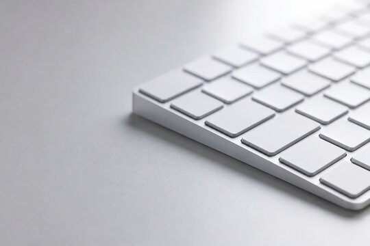 Wei&szlig;e Tastatur auf hellem Schreibtisch