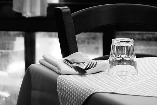 Photographie noir et blanc d&rsquo;une table dress&eacute;e au restaurant 