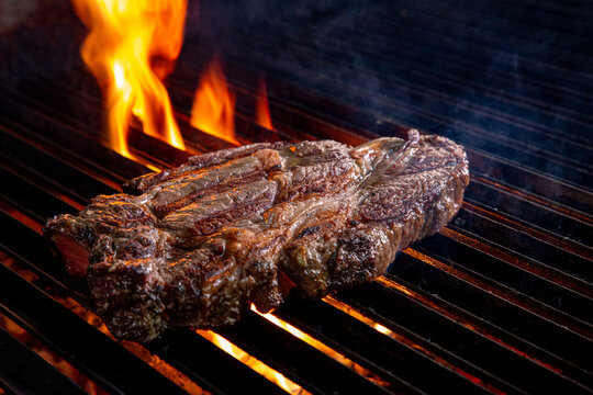 Carne sobre parrilla y fuego