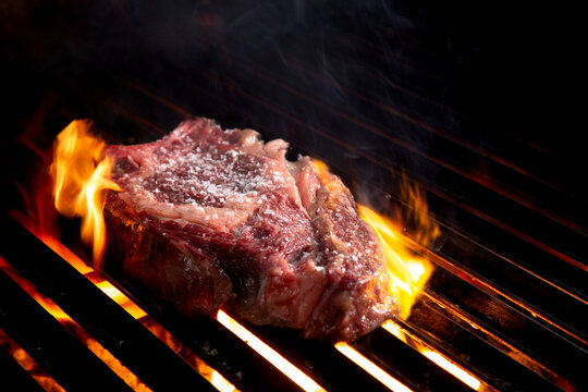 Carne sobre parrilla y fuego