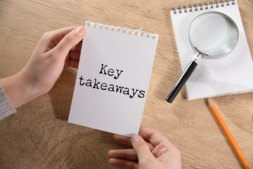 Obraz premium Key Takeaways message written on paper