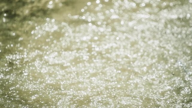 滴る噴水の水滴のスローモーション　キラキラ輝く水しぶき　夏・夏休み・水遊びの背景イメージ　