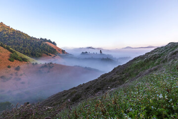 Obraz premium Morning sunrise with fog and mountain scenery