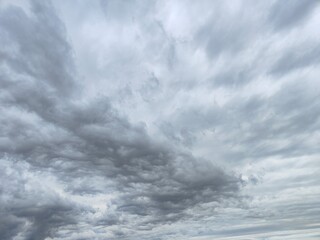 Obraz premium Dramatic textured background of dark storm clouds rolling across an overcast sky