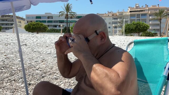 Pull out de hombre coloc&aacute;ndose gafas de buceo