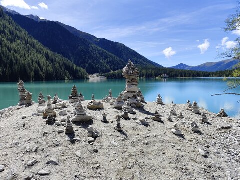 Ometti di pietra sul lago alpino