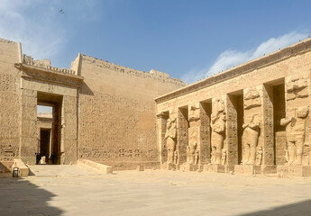 Obraz premium Medinet Habu, the mortuary temple of Ramesses III, located on the west bank of Luxor, Egypt.