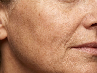 Naklejka premium Mature skin with fine lines and texture, showcasing natural aging beauty