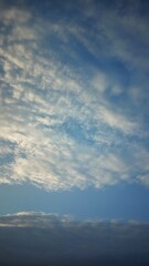 Obraz premium Stunning cloudscape with white puffy clouds against a clear blue sky