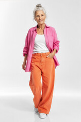 Fototapeta premium Seniorin im bunten Outfit