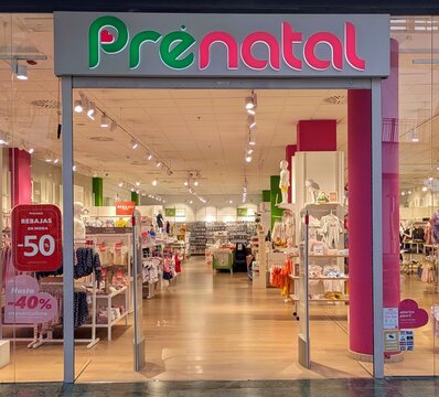 Entrada con carteles de rebajas del 40% y 50% de descuento, en tienda de ropa de beb&eacute;s Prenatal en Madrid, Espa&ntilde;a, 9 de julio de 2026	