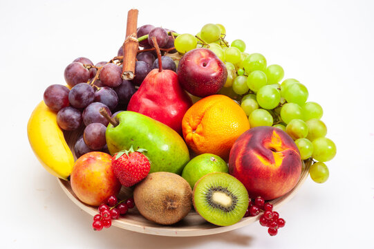 Arrangement mit viel vitaminreichem und gesundem Obst